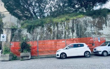 Napoli, San Martino: permane il degrado e l'abbandono 6 Vomero via Tito Angelini marciapiede transennato