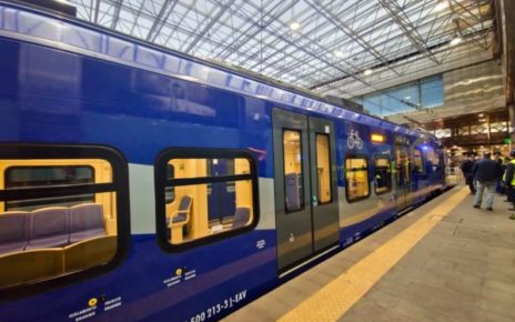 Napoli, Eav: inaugurato il primo di ulteriori sei nuovi treni destinati alle linee flegree 5 esterno treno nuovo eav