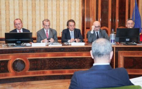 Confindustria, rapporto PMI Campania 2023: favorire l'accesso al credito e sostenere gli investimenti 3 foto tavolo