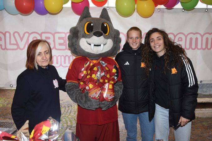 la mascotte Romolo con Benedetta Glionna Zara Kramzar e Grazia Passeri