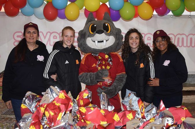 la mascotte Romolo con Benedetta Glionna Zara Kramzar e le volontarie del Salvamamme