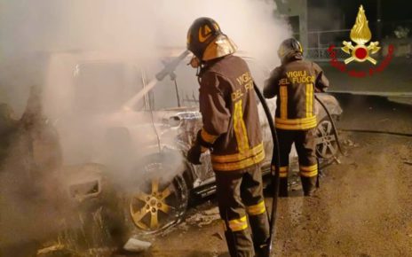 Avella, auto distrutta da un incendio: indagini in corso 6 vigili del fuoco 1