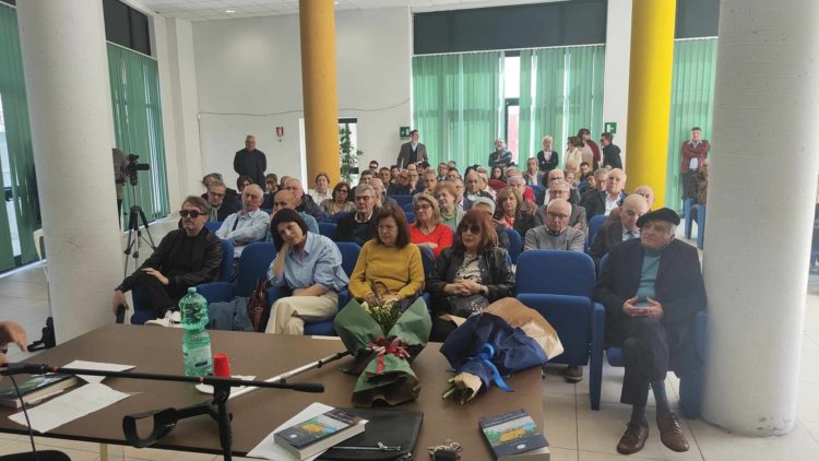 Pomigliano d'Arco, grandi numeri e grandi nomi per la presentazione del nuovo romanzo di Andrea America dal titolo: Da Sidney al Vesuvio 10 434837331 394203316742035 106897777166220331 n