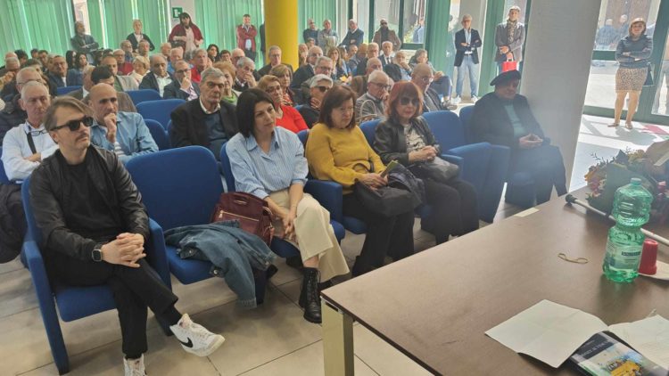 Pomigliano d'Arco, grandi numeri e grandi nomi per la presentazione del nuovo romanzo di Andrea America dal titolo: Da Sidney al Vesuvio 6 434852230 1113229489717347 698665696942958691 n