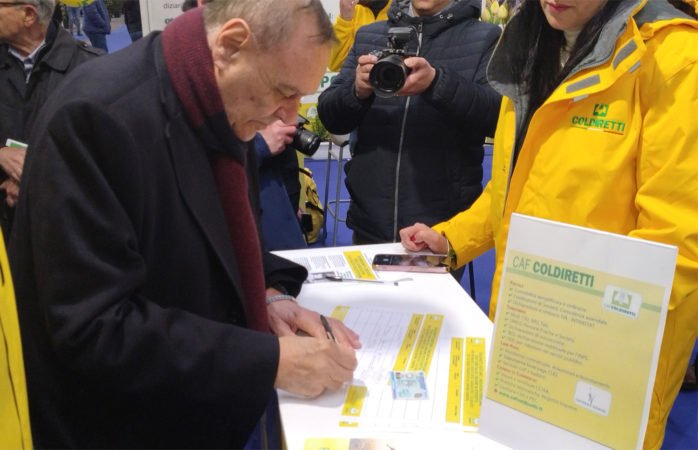 Falso Made in Italy: Mastella, Lonardo e Caputo firmano la petizione a Casa Coldiretti a Campania Alleva 2024 3 Firma Clemente Mastella