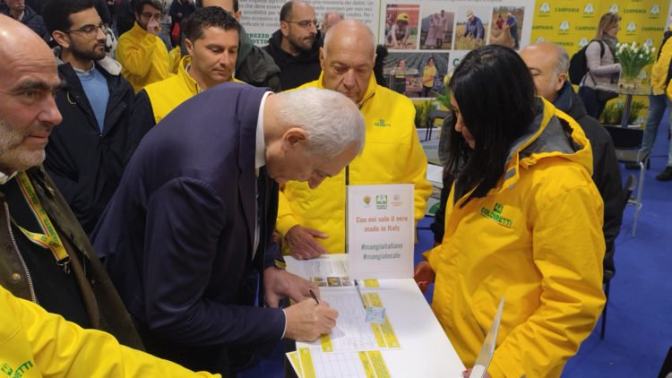 Falso Made in Italy: Mastella, Lonardo e Caputo firmano la petizione a Casa Coldiretti a Campania Alleva 2024 4 Firma Nicola Caputo