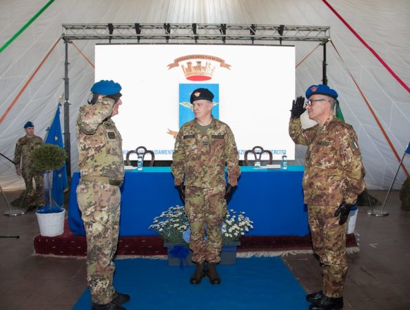 Cambio al vertice dell’Aviazione dell’Esercito, il Generale di Divisione Andrea Di Stasio cede il Comando al Generale di Divisione Salvatore Annigliato 4 Foto 4. Il momento del passaggio di consegne