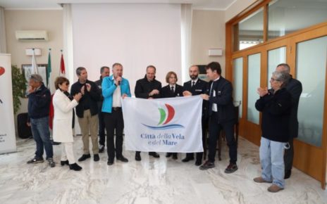 Torre del Greco, al sindaco e al Circolo Nautico la bandiera Città della vela e del mare 4 La consegna della bandiera al Circolo Nautico Torre del Greco
