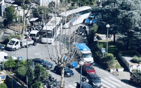 Napoli, quegli applausi all'omicidio di Siani! 4 Napoli piazza Medaglie dOro pullman con studenti