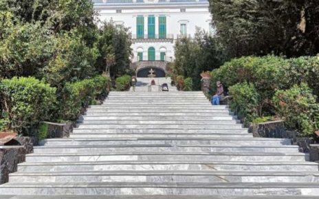 Napoli villa Floridiana lo scalone monumentale
