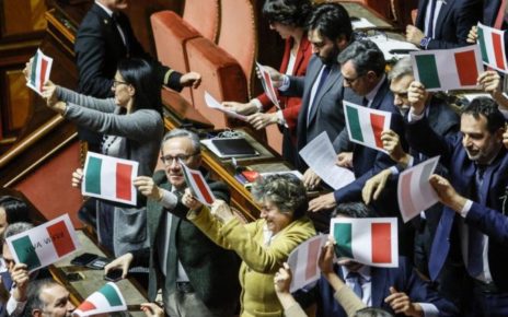 Autonomia, Laboccetta (Polo Sud): "Maggioranza non forzi sui tempi" 4 bandiere italia pd ansa