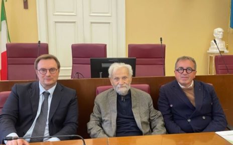 Nola, "Primavera della casa": l'obelisco blu di Mimmo Palladino simbolo dell'arte e portatrice di messaggi sociali 4 mimmopalladino