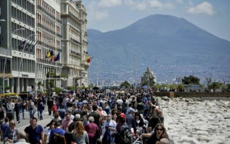 napoli turisti 875x600 1