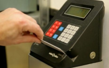 Cimitile, furbetti del cartellino al Comune: misure cautelari a 4 dipendenti pubblici 5 timbrare cartellinomod