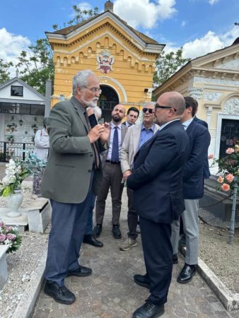 10. Antonio Castaldo e Ministro Cultura Gennario Sangiuliano Omaggio a Guido De Ruggiero e Renzo De Felice Cimitero Brusciano 25.5.2024