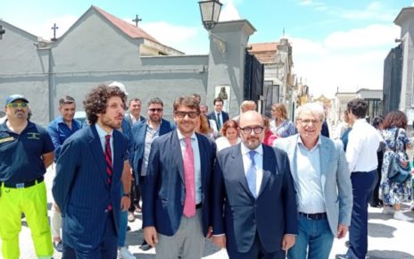 Brusciano, visita in città del Ministro alla Cultura Gennaro Sangiuliano 3 11. Ministro Cultura Gennaro Sangiuliano Omaggio a Guido De Ruggiero e Renzo De Felice Cimitero di Brusciano 25.5.2024