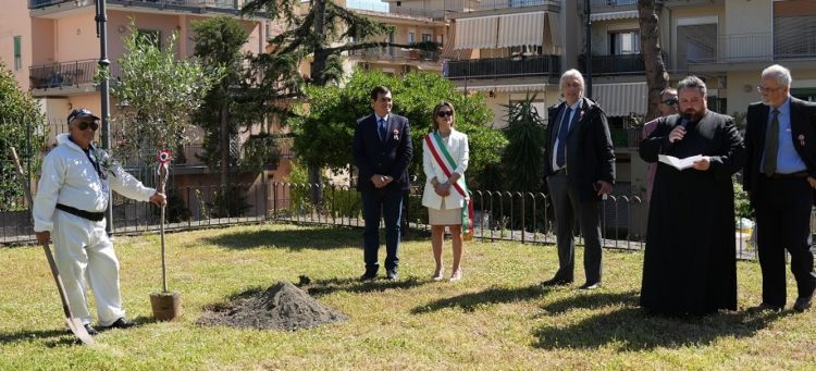 Somma Vesuviana, AISA ricorda Vittime Terrorismo e Partigiani 7 7. Piantumazione Ulivo AISA Memoria Vittime Terrorismo e ai Partigiani Comma Vesuviana 28.4.2024