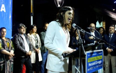 Baronissi, presentazione delle liste e del programma. Candidata sindaco Petta: "La nostra è una rivoluzione gentile. Partiamo dall’entusiasmo e dal calore avvolgente di questa piazza” 4 Anna Petta Baronissimod