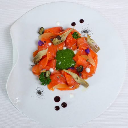 Al Ravida i colori e i sapori della primavera nelle creazioni dello chef Auricchio 4 Carpaccio di salmone selvaggio dellAlaska con semi di sesamo nero carciofi in olio salsa di erborinato e zeste di limone