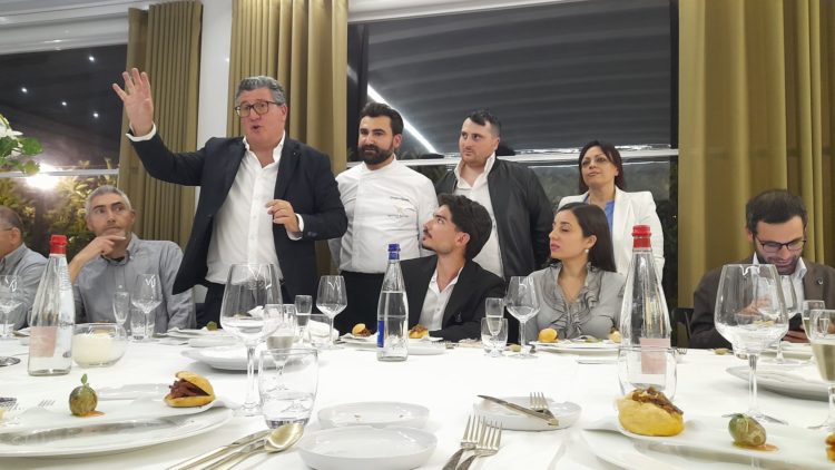 Al Ravida i colori e i sapori della primavera nelle creazioni dello chef Auricchio 7 Da sinistra il direttore Renato Rocco lo chef Auricchio e i titolari del Ravida