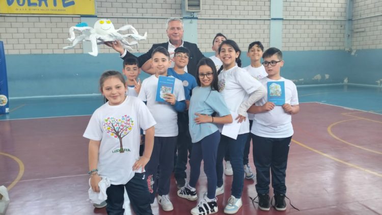 Acerra e Casalnuovo, Fondazione Vassallo: la favola di Capaci, "Rocco e il Regno dei Polpi" presentato in due scuole delle cittadine del napoletano 10 Dario Vassallo 3