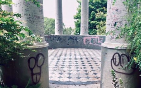 Napoli villa Floridiana tempi ionico vandalizzato