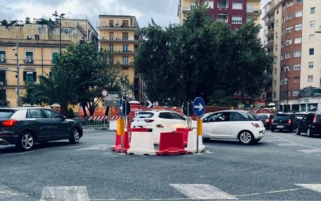 Napoli, al Vomero una primavera con traffico e smog alle stelle 5 Vomero piazza degli Artisti il caos con auto in contromano