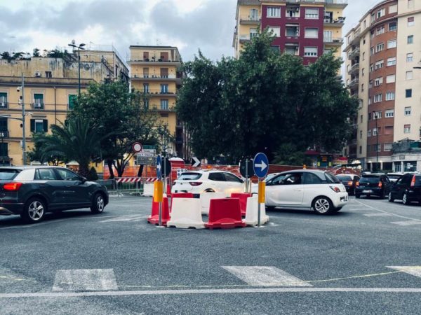 Vomero piazza degli Artisti il caos con auto in contromano