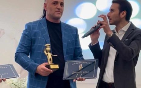 Lettere, “L’Arcimboldo d’Oro International Festival 2024” assegna 2 Pennelli e la Statuina d’Oro al talentuoso pizzaiolo savianese Ciro Sasso 3 ciropremiato1