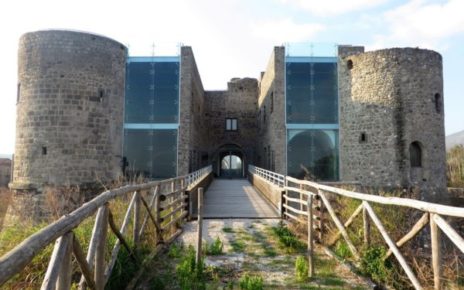 Calvi Risorta, Borghi DiVini: spettacolo teatrale e show anni '90 nell'alto casertano 4 la passerella di accesso