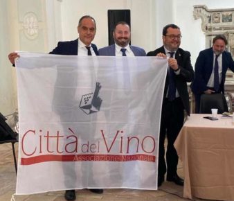 Campania, "Il Vino e la Cultura per il Rilancio del Territorio": Ischia e la Bandiera delle Città del Vino 3 448160641 1002630558181681 264185903553771975 n