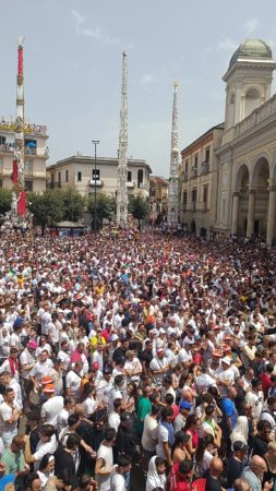 Nola, esplode la Festa dei Gigli: la città in delirio per il tradizionale appuntamento che unisce sacro e profano 6 449340515 7531724806938957 7221977803166373302 n