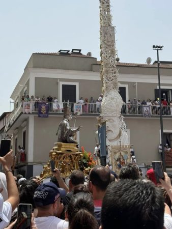 Nola, esplode la Festa dei Gigli: la città in delirio per il tradizionale appuntamento che unisce sacro e profano 4 449564569 8148445288610109 1829877372754716825 n
