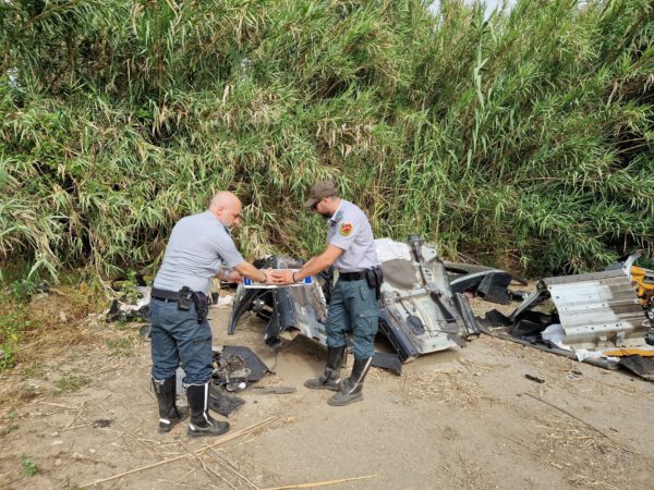 Giugliano, scoperto cimitero di auto: carcasse auto rubate e cannibalizzate 4 Foto del 9 6 24 4
