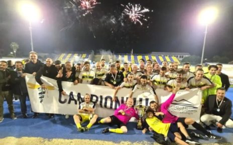 Giugliano, Professional League: L'Ordine dei Fisioterapisti batte i campioni in carica dei Commercialisti Nola e conquista lo scudetto 5 La squadra dei Fisioterapisti 1024x792 1