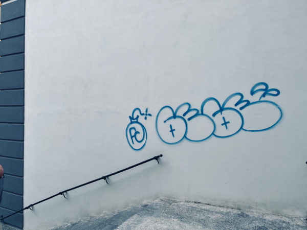 Vomero via Luca Giordano graffito sul muro appena ripristinato