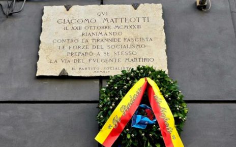 Napoli, cento anni omicidio Matteotti. Manfredi depone corona d'alloro davanti alla lapide: "Un uomo che ha difeso i valori democratici del nostro Paese" 4 WhatsApp Image 2024 06 10 at 10.38.38