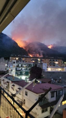 Napoli, Incendio Camaldoli. Borrelli (Avs): “Si indaga per dolo, confermate nostre denunce. Devastazione ambientale va perseguita duramente” 3 camaldoli3