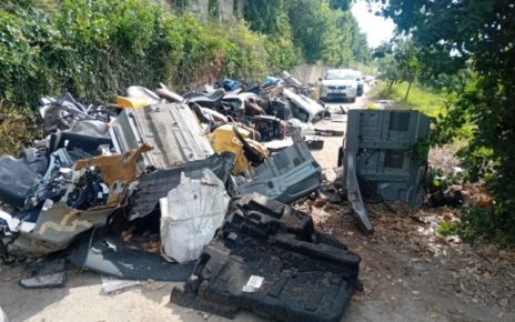 Giugliano, scoperto cimitero di auto: carcasse auto rubate e cannibalizzate 3 foto del 9 6 23 2