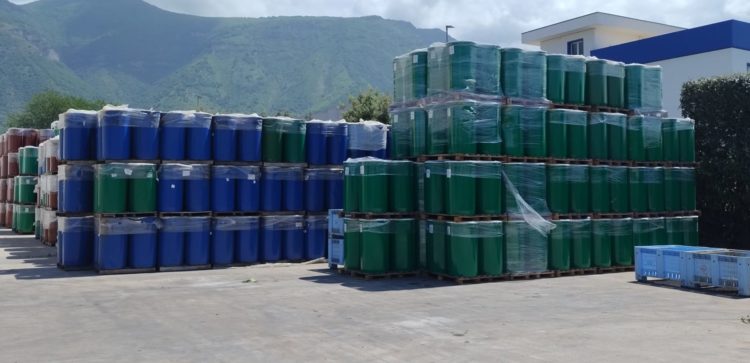 i fusti di pomodoro cinese nel piazzale dellazienda