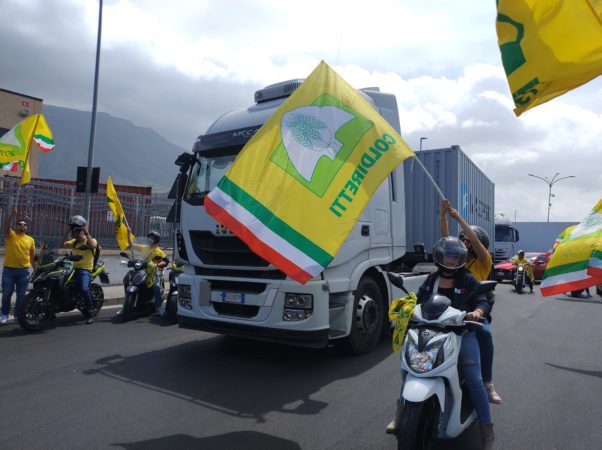 il container scortato dalle moto della Coldiretti