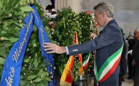 Napoli, Festa della Repubblica. Manfredi: "Oggi ricordiamo l'impegno democratico del nostro Paese, e i valori della nostra Costituzione" 3 manfredi sindaco3