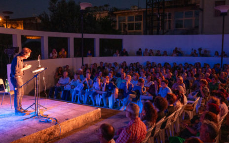 Pomigliano d'Arco, "I Nostri Miti Festival Teatrale": partenza col botto. Solo posti in piedi per Giovanni Esposito 4 BSK 0600