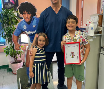 Dal Kuwait alla Chirurgia Pediatrica della Federico II di Napoli per un delicato intervento: la storia del piccolo Dastan 4 Pixels Il professor Ciro Esposito con il piccolo Dastan e la sorellina