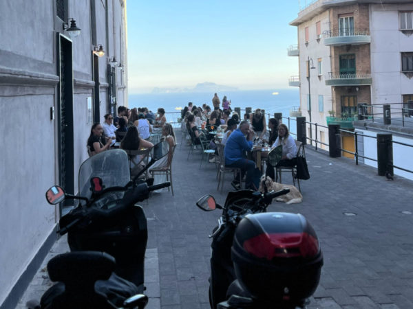 Vomero via Luca giordano motocicli tavolini e sedie