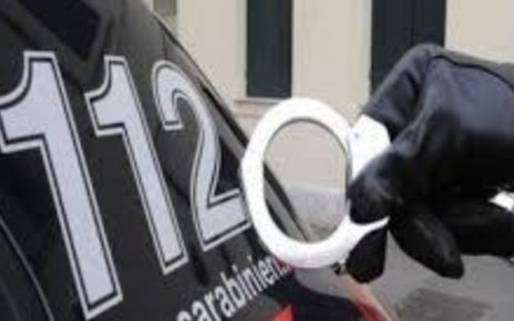 Castellammare di Stabia, getta acido sulla moglie e la pesta: arrestato un 55enne 5 carabinieri11