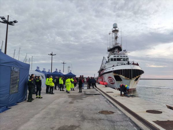 migranti sbarco salerno