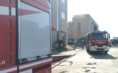 Pastorano, a fuoco azienda di stoccaggio e recupero rifiuti 5 vigili fuoco rifiuti incendiomod
