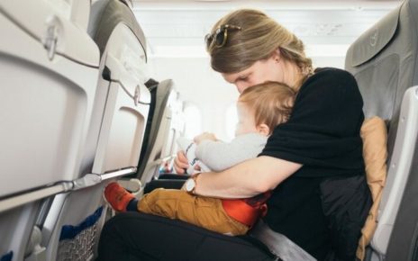 Il decalogo Sipps per viaggiare con neonati e bimbi di pochi mesi 3 volo lungo bambini blueberrytravel