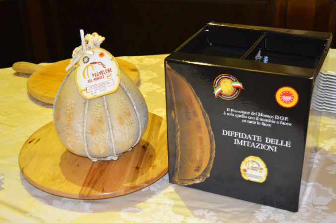 Provolone del Monaco Dop con scatola